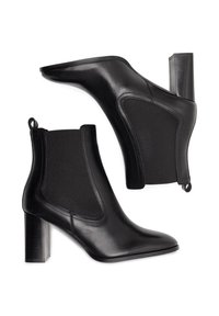 Mustad mustad saapad, millel on terav varvas, elastsed külgpanelid ja jäme konts. Valmistatud siledast nahast, millel on matt viimistlus.