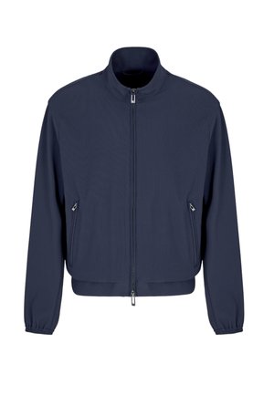 Giacca bomber blu navy realizzata in tessuto liscio, con colletto alto, chiusura frontale con zip e due tasche laterali con zip. Polsini elasticizzati.