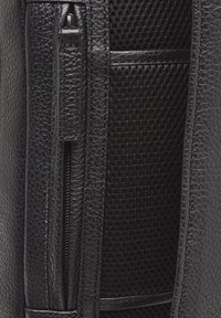 Borsa nera in pelle con superficie testurizzata, dotata di una tasca in rete e chiusura con cerniera. Il design include diversi scomparti e dettagli di cucitura.