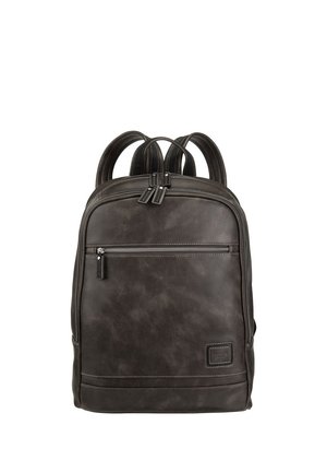 Dunkelbrauner Leder-Rucksack mit vorderer Reißverschlusstasche, Hauptfach mit Doppelreißverschluss und gepolsterten Schulterriemen, stehend aufrecht.