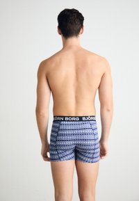 Bordo modri šortiji z vzorcem in črnim pasom, ki nosi logotip "BJÖRN BORG", iz mehkega blaga in z oprijetim krojem.