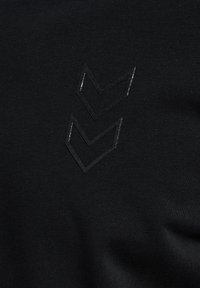 Svart passande textil med en slät yta som har tre präglingar med chevrons i en matchande matt finish.