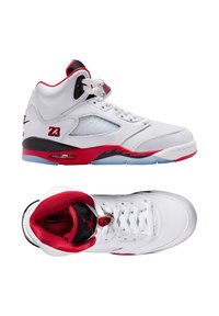 Baskets montantes en cuir blanc avec des accents rouges, des détails noirs, des panneaux en mesh translucide et une unité d'air teintée de rouge dans la semelle.