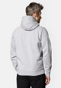 Szara bluza z kapturem, z prążkowanymi mankietami i dołem. Miękka tekstura w luźnym kroju, z delikatnym przeszyciem z tyłu.