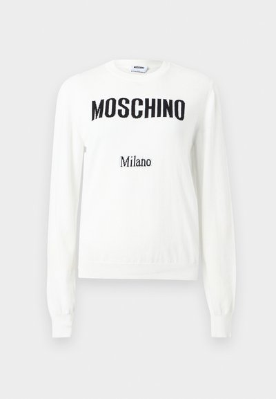 Άσπρο πουλόβερ με μακριά μανίκια, με μαύρο κείμενο "MOSCHINO" στο στήθος και μικρότερο κείμενο "Milano" κάτω από αυτό, σχεδιασμός με λαιμόκοψη.