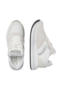 Baskets de sport en suède et mesh gris clair, équipées d'une semelle blanche et d'accents argentés. Bout arrondi et languette rembourrée avec lacets.