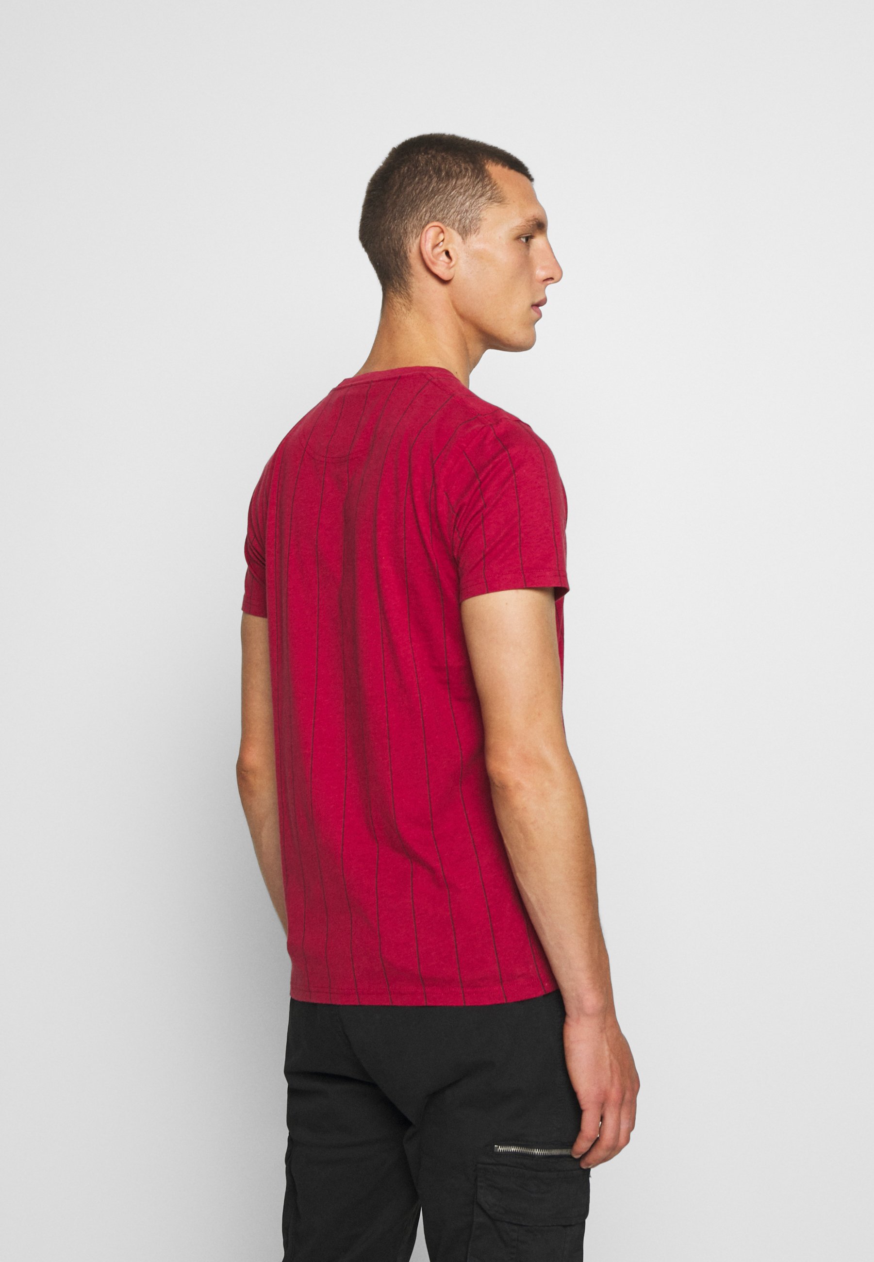 Hollister Co. SCRIPT LOGO T shirts med print red Hollister Co. SCRIPT LOGO - T-shirts med print - red