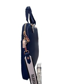 Clutch in pelle blu navy con superficie testurizzata, hardware dorato, chiusura con zip e due manici con dettagli testuali a contrasto.