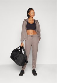 ONLY Play ONPLOUNGE LIFE REG NOOS - Joggebukse - brown