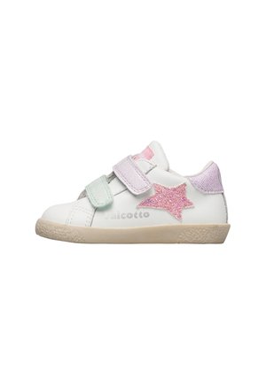 Sneaker bianco per bambino con cinturini in velcro rosa pastello e verde, una stella glitterata rosa sul lato e suola beige.