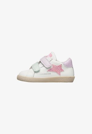 Sneaker bianco per bambino con cinturini in velcro rosa pastello e verde, una stella glitterata rosa sul lato e suola beige.