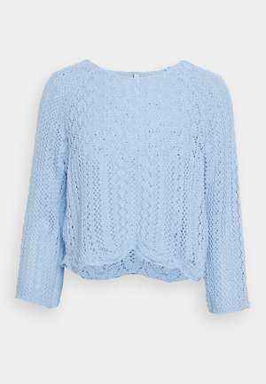 Pull tricoté bleu clair à manches longues avec un motif texturé, doté d'un col arrondi et d'un ourlet légèrement festonné.
