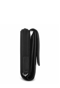 Portafoglio nero con chiusura a zip, realizzato in materiali texturizzati e lucidi. Forma rettangolare slim con un accento in pelle e hardware argentato.
