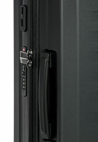 Valise rigide noire avec une surface texturée, fermeture éclair, cadenas à combinaison et poignée latérale pour un transport facile.