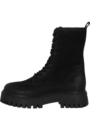 Stivale alto in suede nero con lacci frontali, suola in gomma spessa, bordo seghettato e accento del logo impresso sul lato.