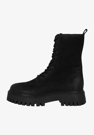 Bota de ante negra hasta la rodilla con frente de cordones, suela de goma gruesa, borde dentado y acento de logo grabado en el lateral.
