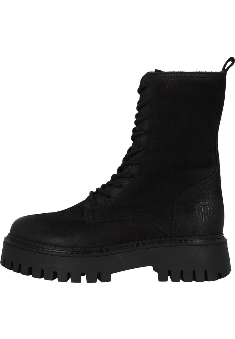 Stivale alto in suede nero con lacci frontali, suola in gomma spessa, bordo seghettato e accento del logo impresso sul lato.
