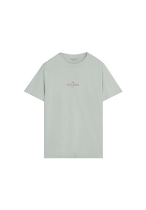 Camiseta gris claro de manga corta con cuello redondo y pequeño texto rosa centrado que dice "The Scalpers Company" en la parte delantera.