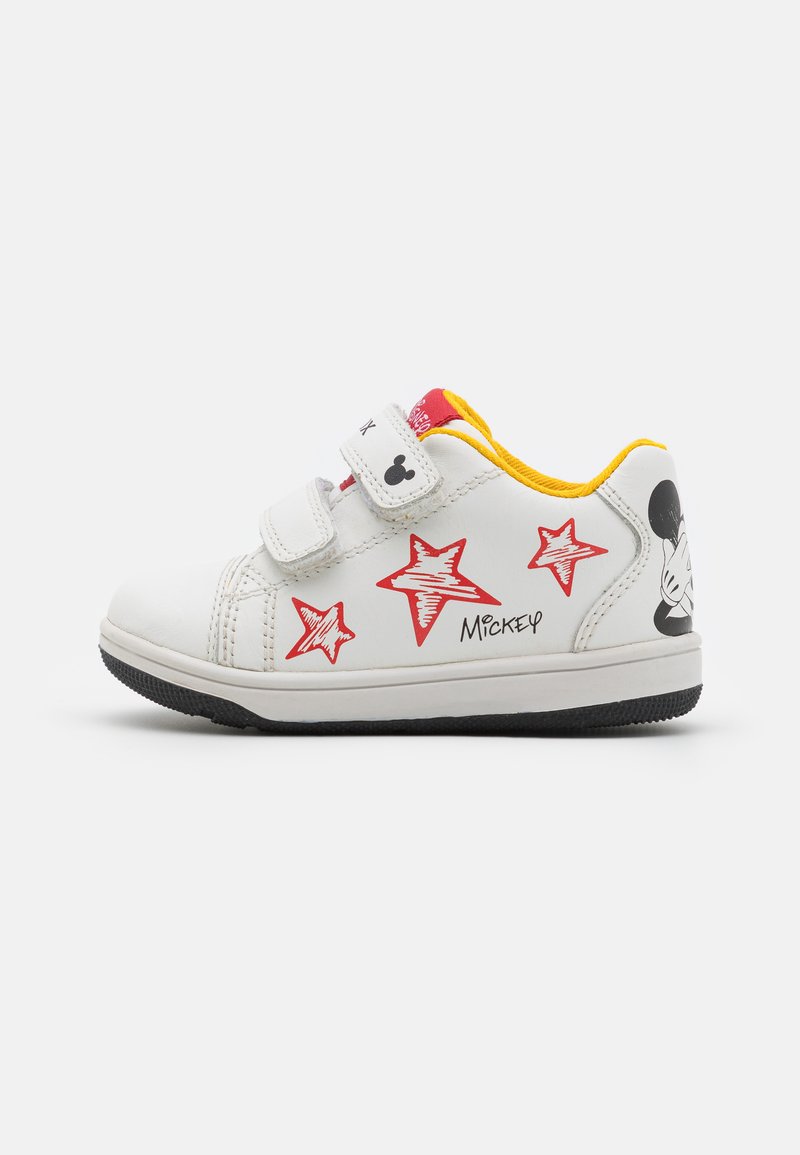 Zapatillas blancas con gráficos de estrellas rojas y diseño de Mickey Mouse, con dos correas de velcro y un interior amarillo. Suela de goma para mayor agarre.