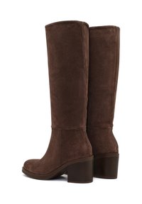 Bruine suede kniehoge laarzen met een blokhak, voorzien van een gladde textuur en een zijrits voor gemakkelijk aan- en uittrekken.