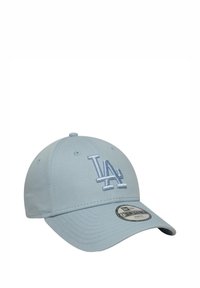 Helleblaue Baseballmütze aus Stoff mit gesticktem "LA"-Logo. Sie hat einen gebogenen Schirm und sechs Nähpaneele, einschließlich Belüftungsöffnungen.