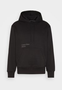 Felpa nera Calvin Klein Jeans con tasca frontale, cappuccio con cordino e piccolo logo sul petto.