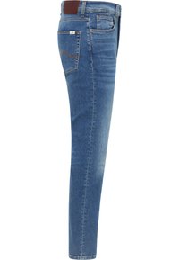 Chude niebieskie dżinsy wykonane z denimu, z średnim stanem, detalami szycia w tylnej kieszeni oraz brązową skórzaną naszywką z logo na pasie.