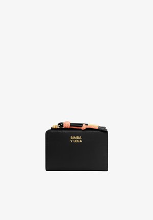 Billetera de cuero negro con branding en dorado, que presenta un tirador de cremallera texturizado naranja, forma rectangular y superficie lisa.