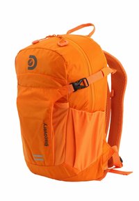 Mochila naranja con un acabado texturizado, que cuenta con un compartimento principal con cremallera, correas ajustables y un bolsillo lateral. Acentuada con franjas reflectantes.