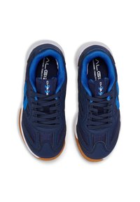 Scarpe sportive bleu navy con sovrapposizioni in rete e sintetico, caratterizzate da accenti blu, lacci rotondi e una suola in gomma con un motivo di trazione marrone.