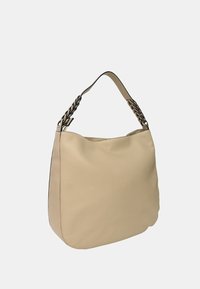 Borsa a tracolla in pelle beige con una superficie morbida, dalla forma morbida e con manico intrecciato. Il design presenta un'unica apertura ampia.