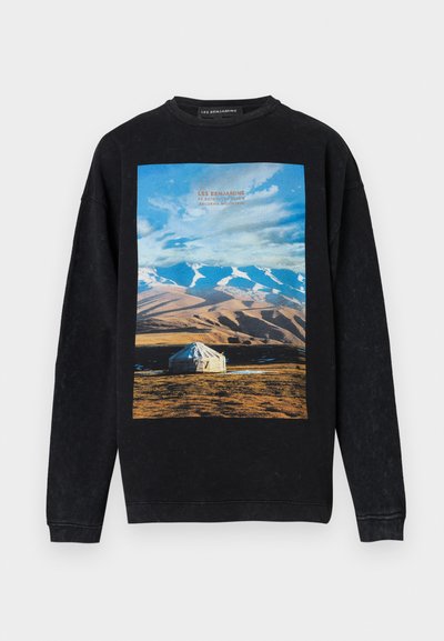 Sweatshirt nero con una grafica colorata di montagne e una tenda. Realizzato in materiale morbido, con scollatura rotonda e polsini a costine.
