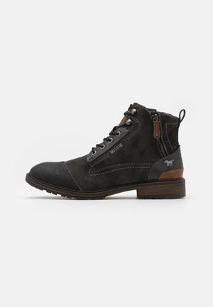 Bottines en suède noir avec un bout rond, un design à lacets, une fermeture éclair sur le côté, des accents en cuir brun et des détails texturés sur le talon.
