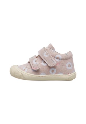 Scarpa da ginnastica rosa per bambina con motivi di margherite bianche, due strap con velcro e suola in gomma beige testurizzata.