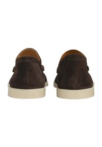 Zapatos slip-on de ante marrón con una suela de goma de color claro y un interior suave. Presentan un diseño simple, sin hardware visible ni adornos.