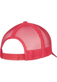 Rød mesh snapback kasket med en struktureret front og blød bagdel, der har en justerbar plastrem og ventileret design for åndbarhed.