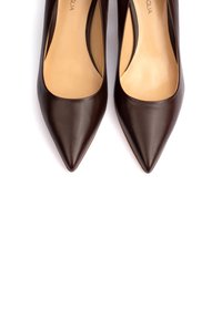 Décolleté in pelle marrone con punta affusolata, finitura liscia, lati bassi e soletta beige. Il design è elegante e minimalista.