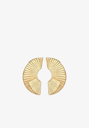 Paire de boucles d'oreilles demi-cercle de couleur dorée avec un motif texturé nervuré en forme d'éventail et un centre ouvert.