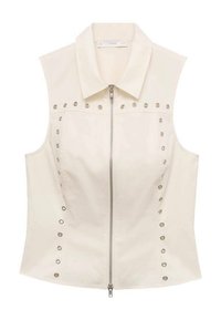 Weißes ärmelloses Top mit einem Reißverschluss auf der Vorderseite und dekorativen silbernen Nieten an den Seiten. Glatter Stoff mit einem kragenartigen Ausschnitt.
