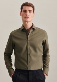 Olijfgroene button-up shirt met een klassieke kraag, voorknopen en lange mouwen. Gladde stof met een gestructureerde pasvorm en subtiele glans.