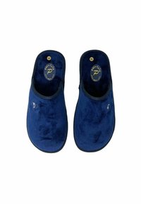 Pantofole in velluto blu navy con retro aperto, superficie strutturata e rifiniture nere. Presentano un logo sulla soletta e un emblematico sottile sul lato.