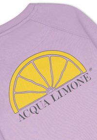 Lila bomullströja med en stor gul citronskiva-grafik och svart text "ACQUA LIMONE" under. Slät textur, rundad halsdesign.