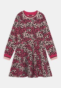 Abito a maniche lunghe in morbido tessuto caratterizzato da una stampa leopardata nei toni del rosa, nero e beige. Il colletto e i polsini delle maniche sono a coste rosa con dettagli neri.