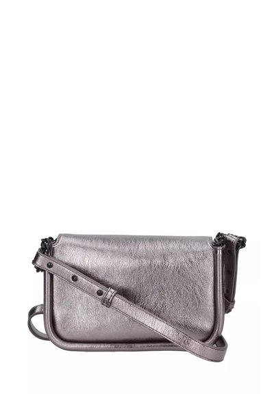 Borsa a tracolla metallica argento con una texture liscia, tracolla regolabile e un dettaglio di cucitura unico. Forma rettangolare compatta.