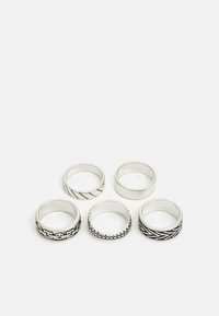 Ensemble de cinq bagues en argent présentant divers designs : textures lisses, torsadées, à motifs et tressées avec des finitions contrastées.