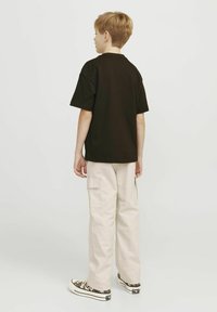 Jack & Jones Junior JORVESTERBRO SS CREW NECK NOOS - Triko s potiskem - chocolate torte