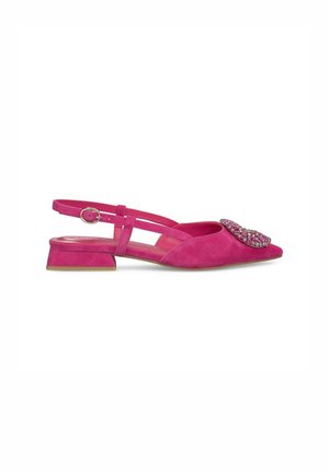 Zapato de ante rosa tipo slingback con tacón bajo en bloque, diseño de punta afilada y un detalle decorativo acentuado con joyas en la parte frontal.