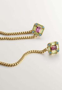 Joyería de cadena en tono dorado que presenta dos piedras cuadradas en verde claro y rosa, acentuadas con piedras azules. Diseño de cadena texturizada.