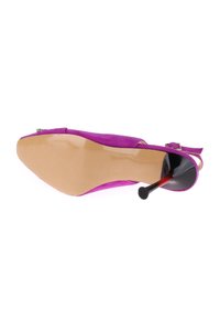 Scarpa con tacco alto in suede rosa, punta affusolata, design slingback, tacco a stiletto nero lucido e suola beige liscia.