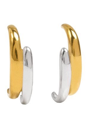 Podwójne kolczyki koła w odcieniach złota i srebra, z gładkim, polerowanym wykończeniem i nakładającym się, zakrzywionym wzorem na białym tle.